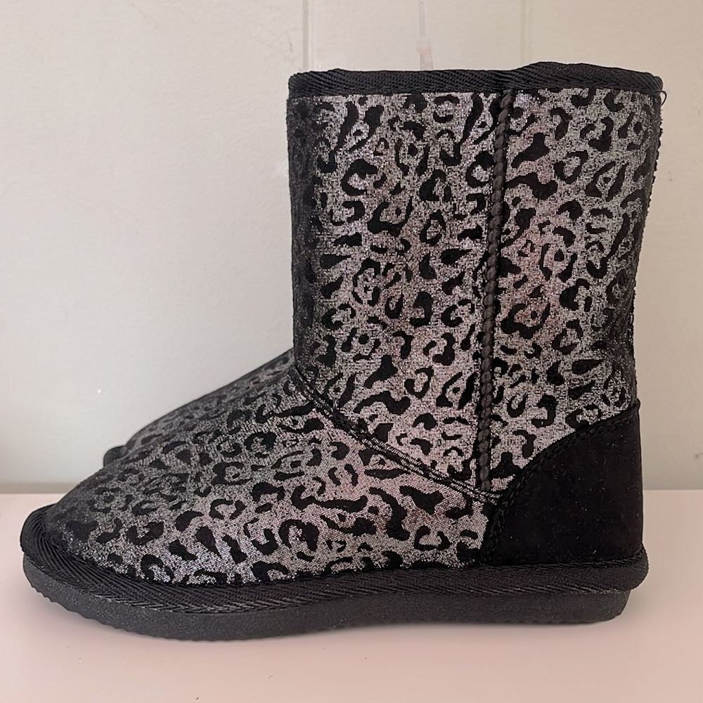 HARPER CANYON NWOT Black Leopard Zip Up Faux Fur Lined Boots